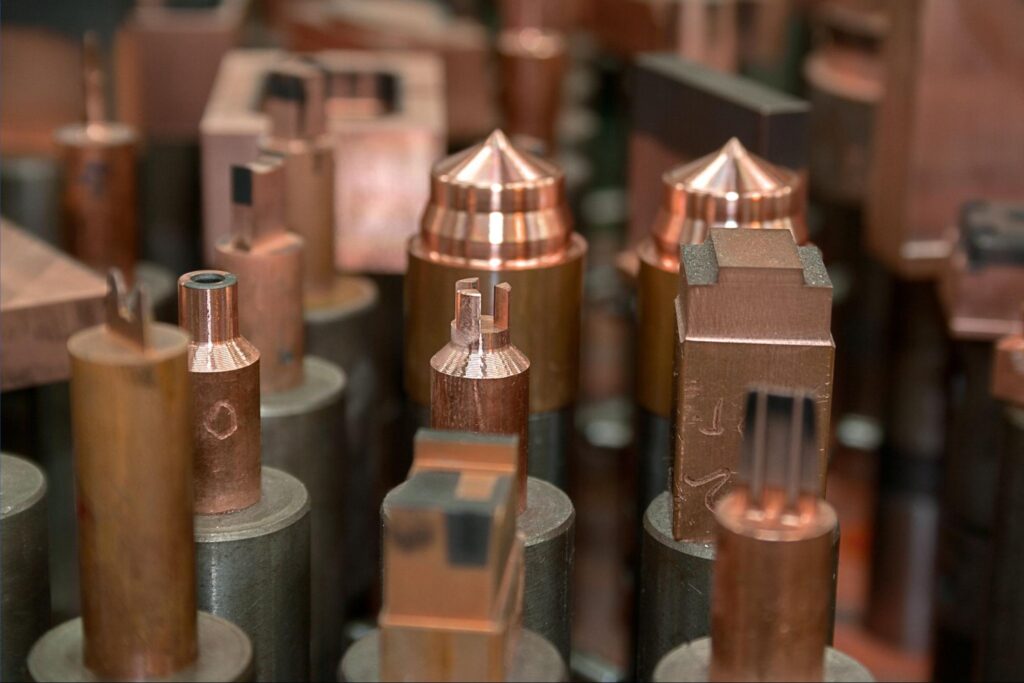 copper-types-electrodes-1024x683 استانداردهای تولید مقاطع مسی در صنایع برق