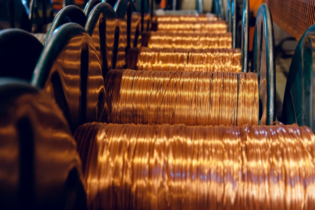 image_2160266748-1024x683 تفاوت عملکرد مس در کاربردهای ثابت و متحرک صنعتی